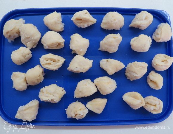 Ушек получается довольно много, их можно заморозить впрок.