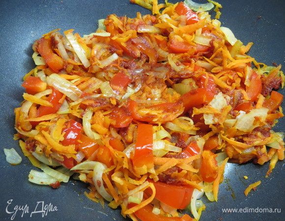 Морковь очистить, натереть на крупной терке. Перец нарезать соломкой. Добавить в сковороду к луку, обжарить на среднем огне несколько минут, затем добавить томатную пасту.