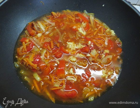 В сковороду с овощами доливаем стакан кипятка, даем воде закипеть.