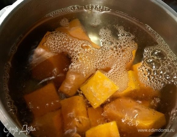 Сначала тыкву нарежем кубиком и отварим до готовности. Воду слить и пюрировать тыкву погружным блендером.