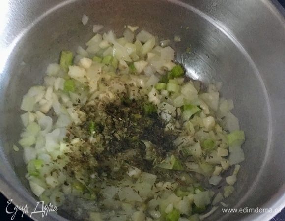 Одну белую луковицу почистить, мелко порубить. Пару долек чеснока почистить и измельчить. Прямо в кастрюльке, где будем варить суп, разогреть растительное масло и начать обжаривать лук с чесноком. Когда лук станет прозрачным, отправить к нему в горячее масло специи, у меня — тимьян, орегано и розмарин. Перемешать. Специи от горячего лука сразу начинают благоухать.