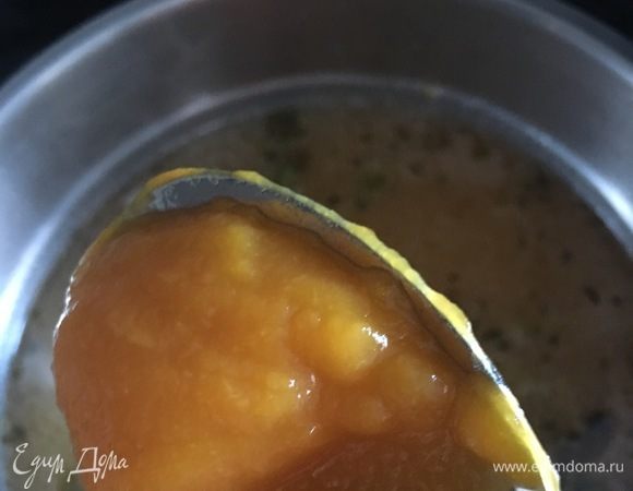 У меня очень часто, когда я отвариваю рыбу, и остается много бульона, есть запас в морозилке. Я просто разморозила и подогрела бульон. И когда лук зазолотится, вливаем рыбный бульон. Затем в будущий суп вливаем тыквенное пюре. Густоту на данном этапе можно регулировать под свой вкус — приготовить жидкий суп с тыквой или сделать вообще суп-пюре. Тогда, может, и бульон вообще не понадобится. У меня чистый суп-пюре из тыквы дома не едят, а вот в такой маскировке — с удовольствием.