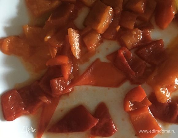 Домашний маринованный болгарский перчик нарезать и отправить в суп. Также самое время положить немного томатной пасты.