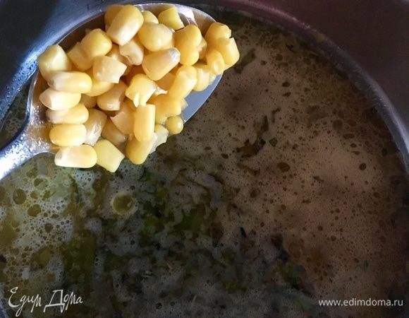 Добавляем кукурузу. И опять подчеркиваю, что количество всех ингредиентов  добавляется в супчик в зависимости от личных предпочтений. У меня кукурузу любят, я положила целую баночку.