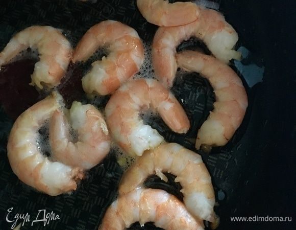 Креветки разморозить и обжарить на сковороде. Подавать их будем порционно.