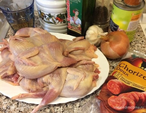 Перепелок вымыть и хорошо обсушить бумажным полотенцем. Духовку нагреть до 190°С.