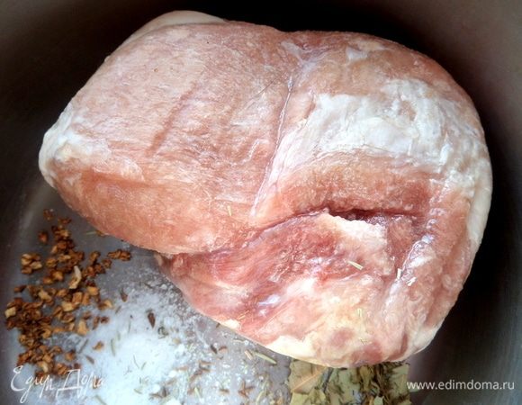 Можно взять мясо на кости или ребрышки. У меня кусок свинины почти без жира весом 600 г.