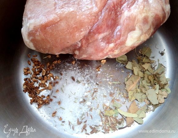 Кладем к мясу приправы. Сельдерей высушенный, лавровый лист можно ломаный, так как будем процеживать.