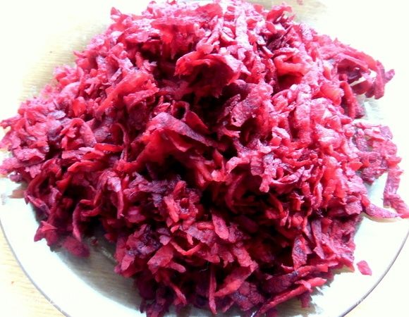 Сырую свеклу натереть.