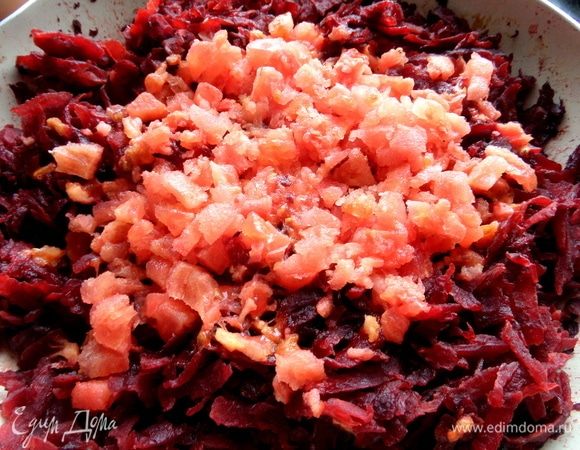 В тушеную капусту покрошить томаты без кожицы или томаты из банки, или томатную пасту.