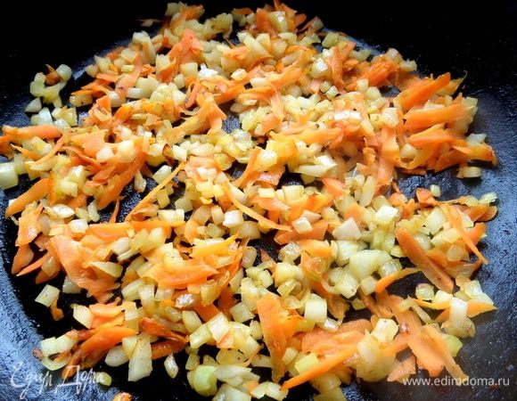 Обжарить на отдельной сковороде.