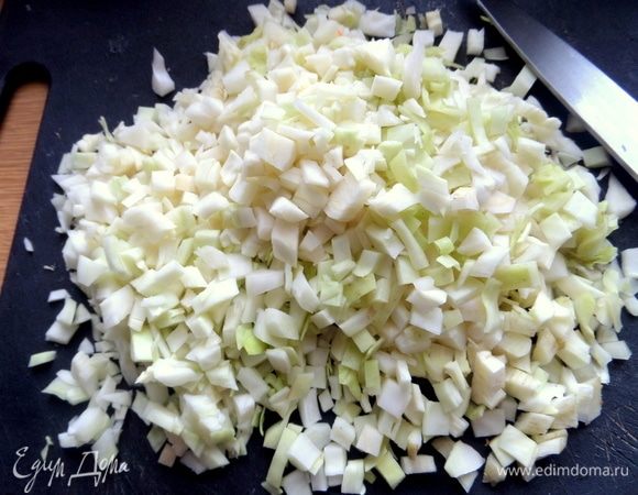 Капусту нашинковать.