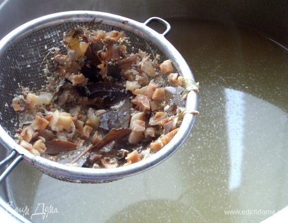 Бульон сваренный процедить.