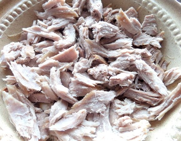 Распотрошить на волокна. Можно отправить в бульон или потом в тарелку, если так любите больше.