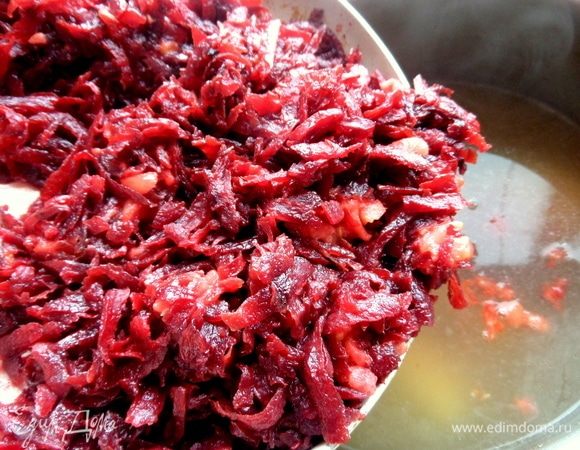 В бульон перенести свекольную заготовку.