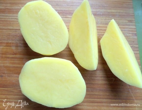 Да, еще в бульоне варятся пара картошин, потом они превратятся в пюре.