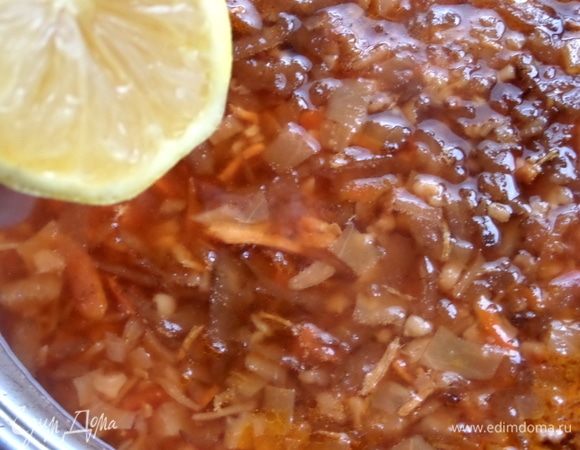 В конце выжать лимон. По желанию добавить чеснок.