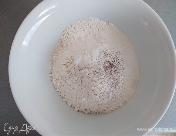 Смешать в миске муку, соль, разрыхлитель, соду и перец. 