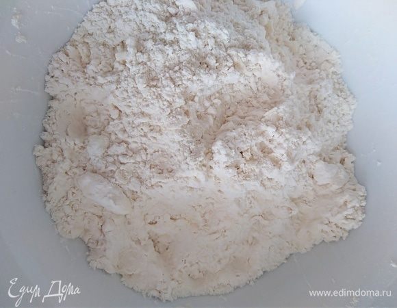 Добавить масло (я достала его из холодильника за 30 минут до готовки), руками перетереть в крошку. 