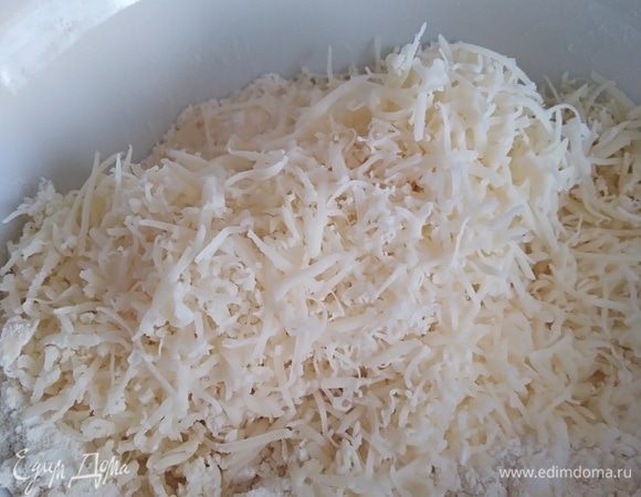 Добавить натертый на средней терке сыр. Перемешать. 