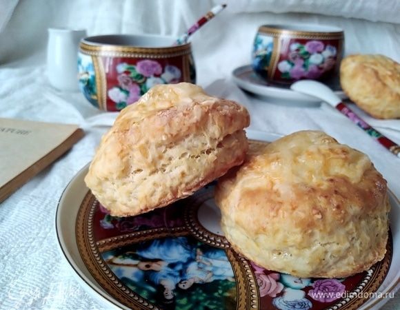 Духовку разогреть до 180°С. Выпекать сконы на среднем уровне духовки около 15 минут. Ориентируйтесь по своей духовке, увеличивая или уменьшая время выпечки.