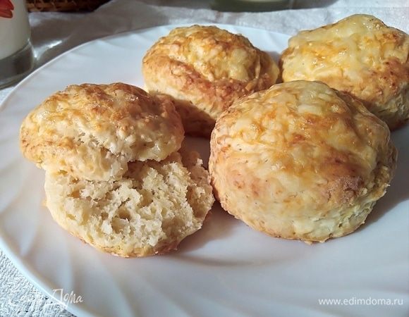 Кушать такие булочки лучше теплыми с чаем или молоком. Вот такие они внутри. По традиции сконы разрезают пополам и подают со взбитыми сливками. Но сырные самодостаточны сами по себе! 