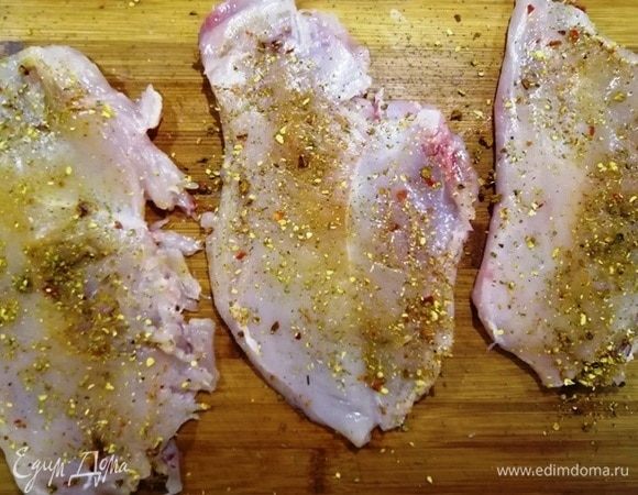 Куриное филе отбиваем не слишком тонко и посыпаем специями.
