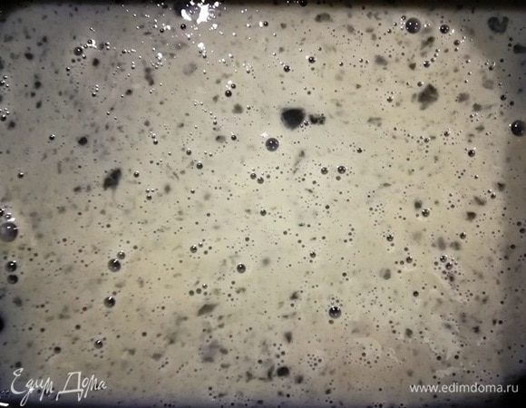 Яйцо слегка взбиваем венчиком.