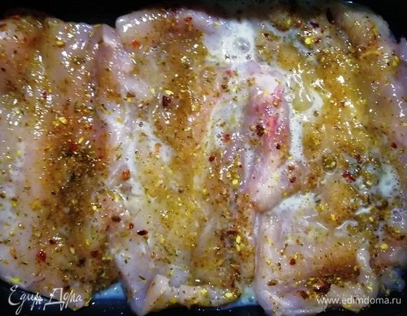 Укладываем во взбитое яйцо куриное филе. Пусть постоит минут 10. 