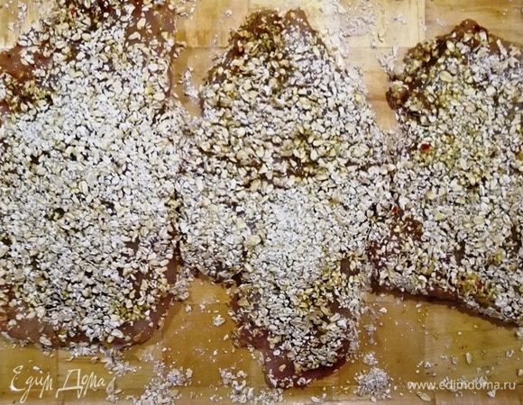Вынимаем курицу из яйца и панируем в овсяных хлопьях. Перекладываем на противень, застеленный пергаментом, и отправляем в разогретую до 180⁰С духовку на 25 минут. 