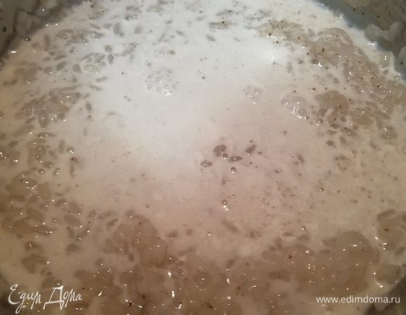 Рис сварился и впитал всю воду в себя. Добавляем к нему кокосовое молоко.