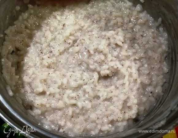 Помешивая, варим до тех пор, пока кокосовое молоко полностью не впитается в рис.