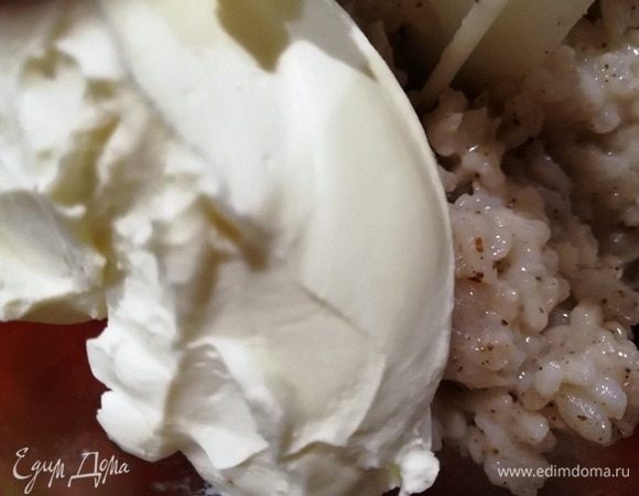 Перекладываем рис в чашу блендера и добавляем рикотту.