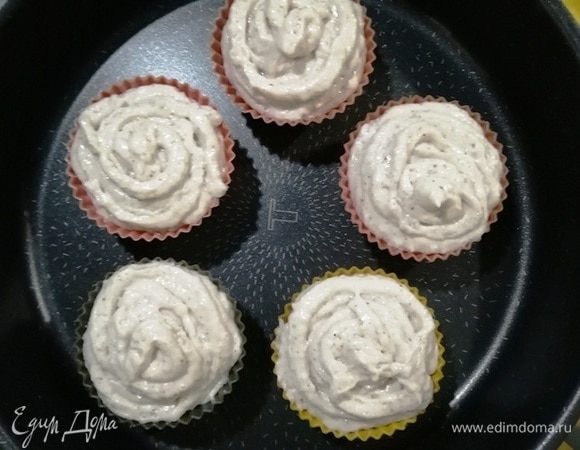 Взбиваем рис с рикоттой до однородного состояния, перекладываем в силиконовые формочки. Я использовала кондитерский мешок. Отправляем вместе с курочкой в духовку на 25 минут.