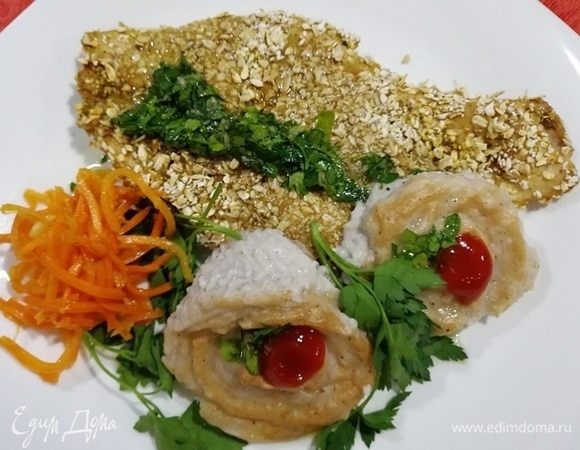 Все готово. Курочка нежная внутри с хрустящей корочкой снаружи. Рисовый крем очень нежный со слегка тянущейся поверхностью. Выкладываем курочку и рисовый крем на тарелку. Подаем с зеленым соусом. Приятного аппетита!