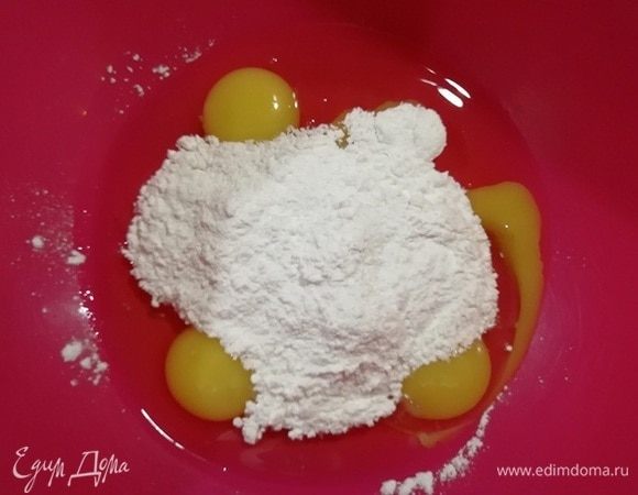 Готовим бисквит. Яйца взбиваем с сахарной пудрой.