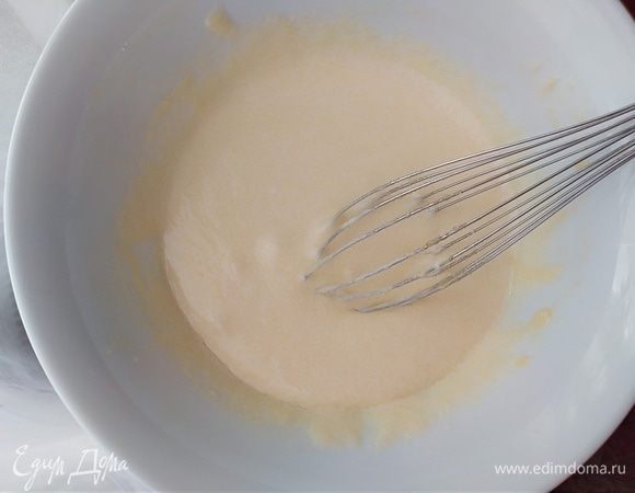 Духовку разогреть до 200°С. Желтки взбить с сахаром до пышности и побеления.