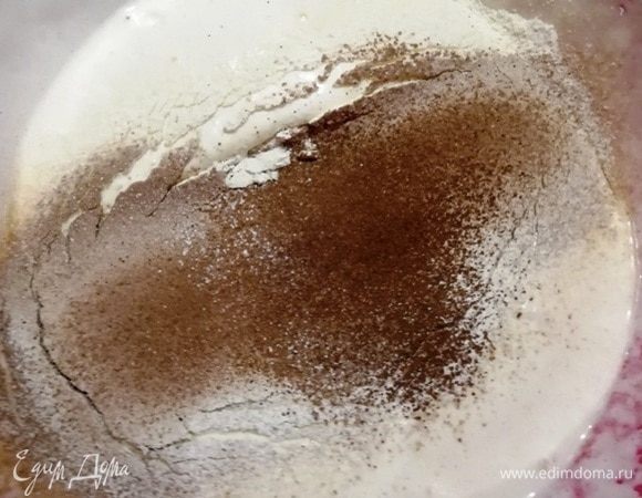 Просеиваем в полученную смесь муку, смешанную с какао-порошком, разрыхлителем, ванилином и солью.