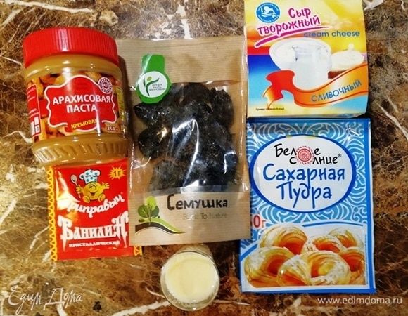 Подготавливаем ингредиенты для кремов. Чернослив ТМ «Семушка» промываем и заливаем кипятком на 15 минут.