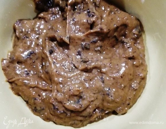 Смешиваем в кухонном комбайне ликер, чернослив ТМ «Семушка» и арахисовую пасту. Первый крем готов. Убираем его в холодильник. Для второго крема смешиваем творожный сыр, сахарную пудру и ванилин (забыла сфотографировать). Также убираем в холодильник.