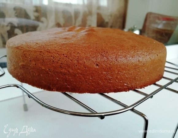 Шоколадный бисквит готов. Полностью охлаждаем его.