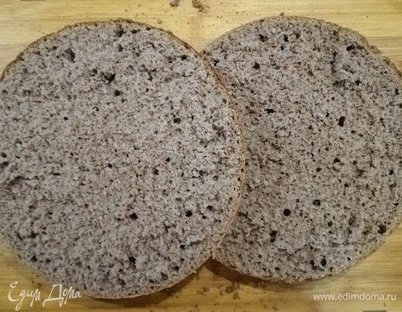 Разрезаем бисквит на 2 части.