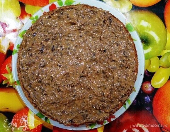 На первый корж выкладываем начинку из чернослива.