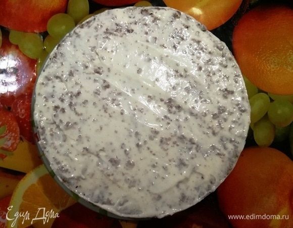 Накрываем вторым коржом, выкладываем творожную начинку и смазываем ею бока торта.