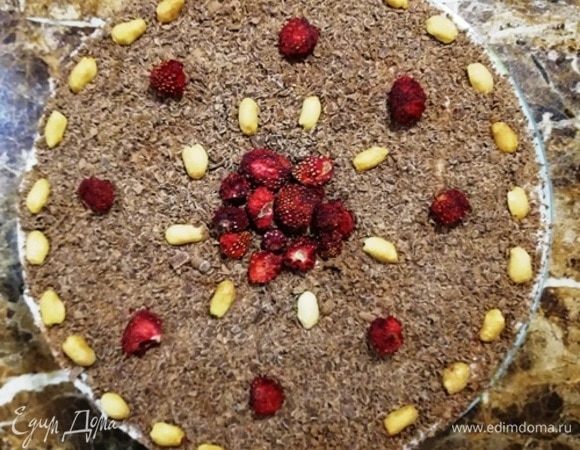 Посыпаем тертым шоколадом, украшаем и ставим торт в холодильник на ночь. Он хорошо пропитается за это время. 