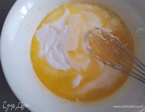 Добавить растопленное сливочное масло и сметану.