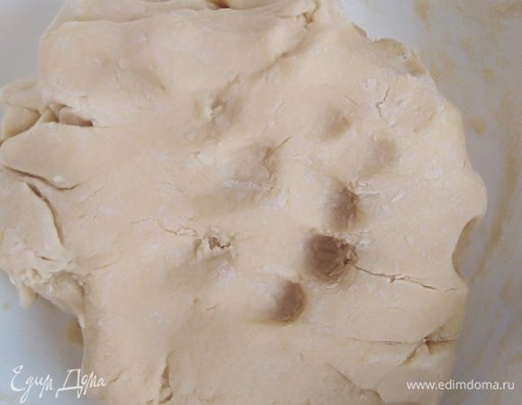 Соду погасить в лимонном соке. Добавить в тесто муку, соду и соль. Замесить нежное, мягкое тесто. Оно будет немного липнуть к рукам.