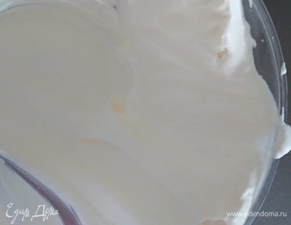 Приготовить крем. Хорошо охлажденные сливки взбить до пиков.