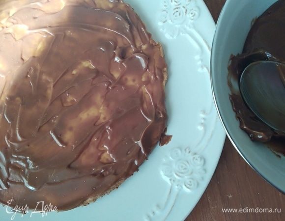 Сборка торта. Взять корж, смазать тонким слоем нутеллы. Я использовала домашнюю пасту нутелла по своему рецепту https://www.edimdoma.ru/retsepty/79584-shokoladno-orehovaya-pasta-domashnyaya-nutella. Вы можете использовать и покупную.