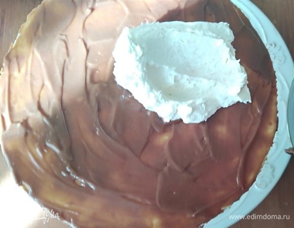 Сверху слой крема. Я сразу оставила часть крема на выравнивание верха и боков торта.